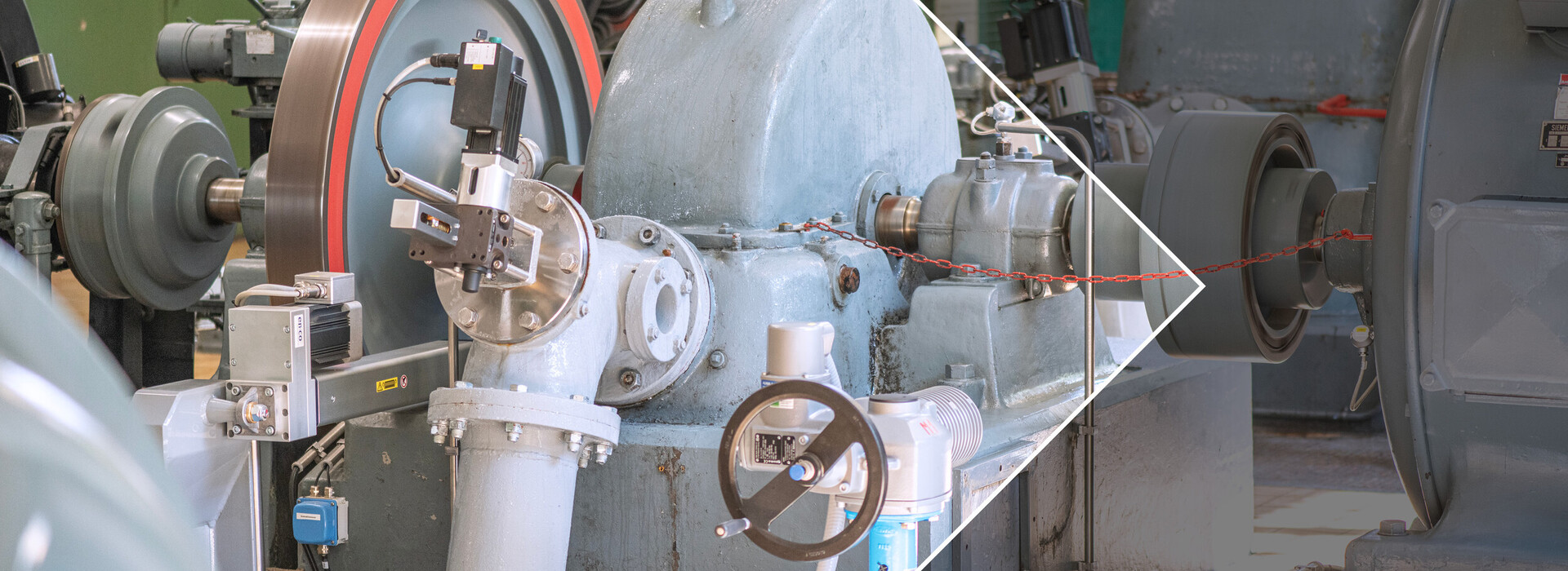 Wasserkraftwerke mit großem Schwungrad und mehreren Ventilen in einer Werkstatt.