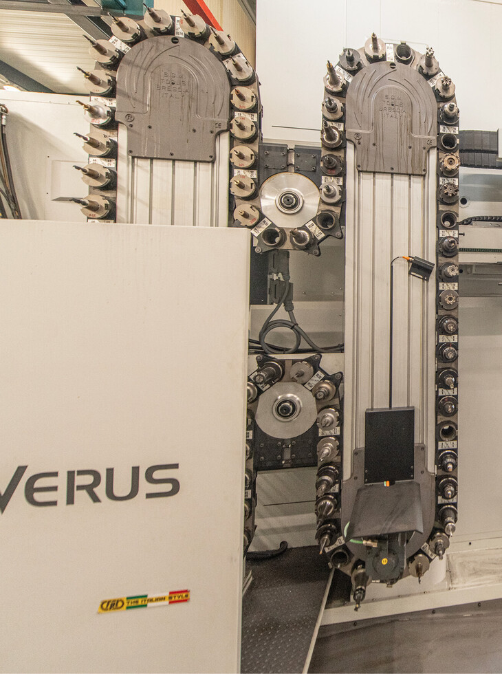 Verus industrial machine with two vertical, arc-shaped tool holders and a central drive element.